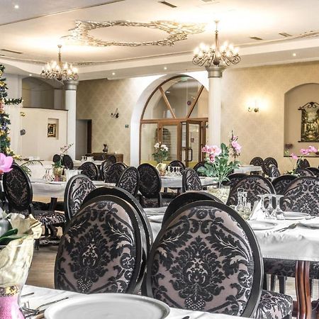 Hotel Ferdinand Haţeg Екстериор снимка