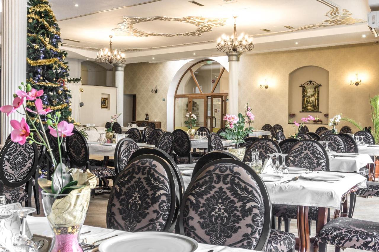 Hotel Ferdinand Haţeg Екстериор снимка