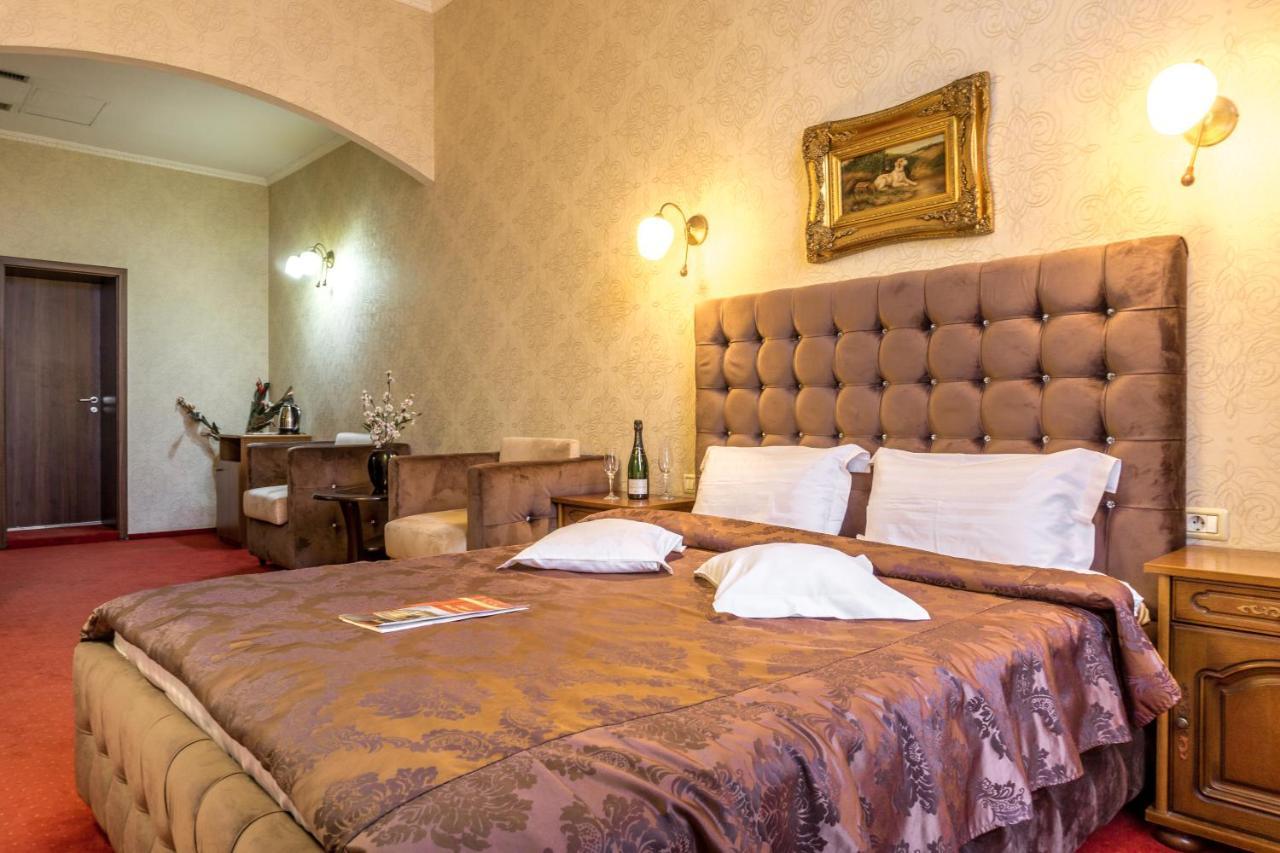 Hotel Ferdinand Haţeg Екстериор снимка