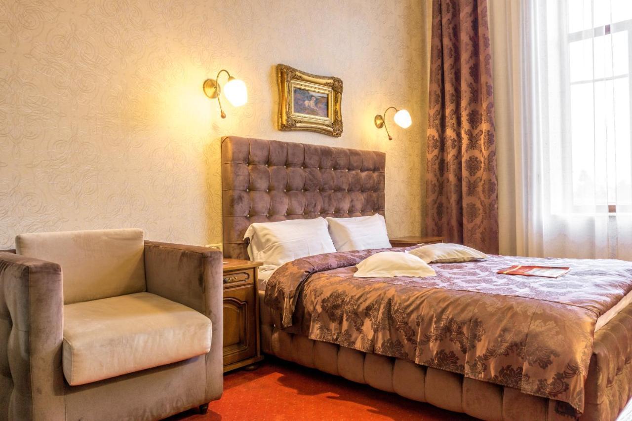 Hotel Ferdinand Haţeg Екстериор снимка