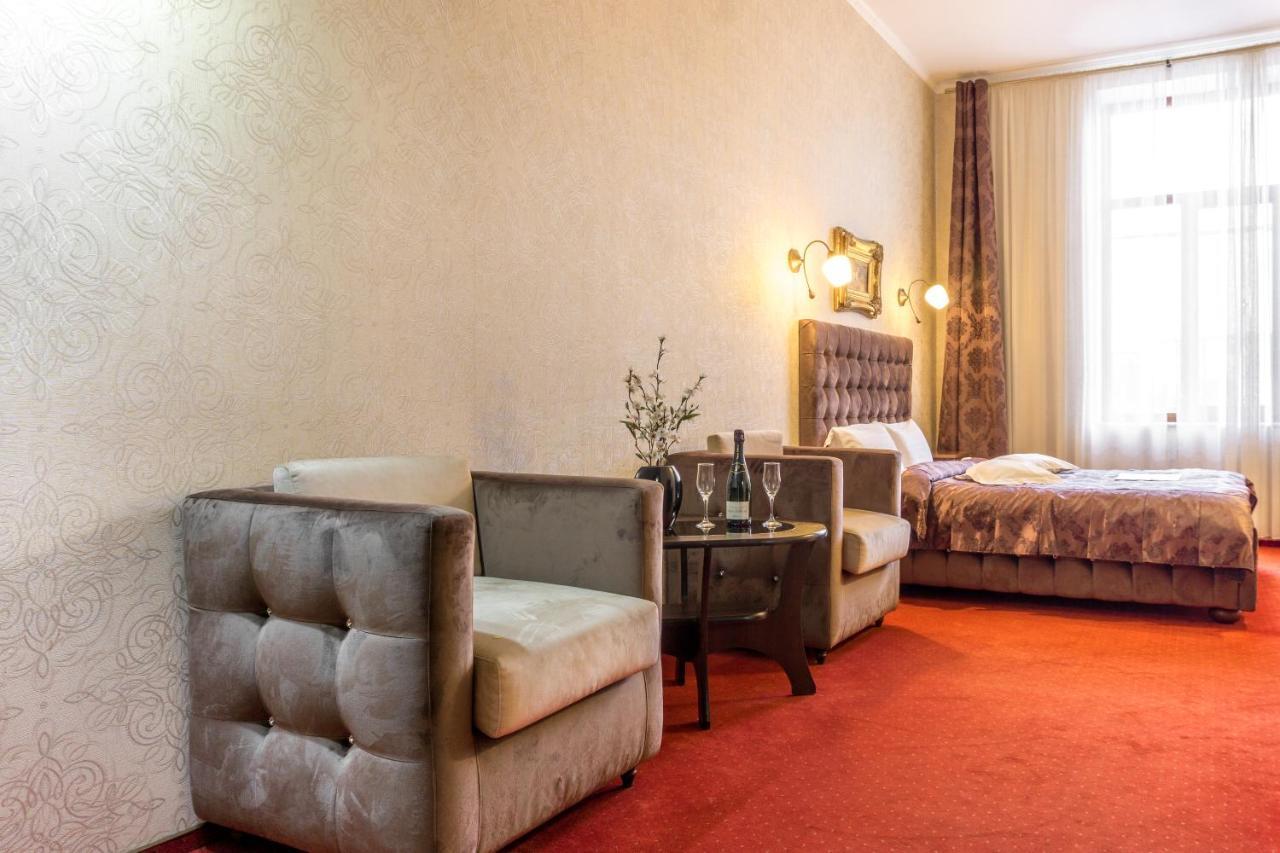Hotel Ferdinand Haţeg Екстериор снимка