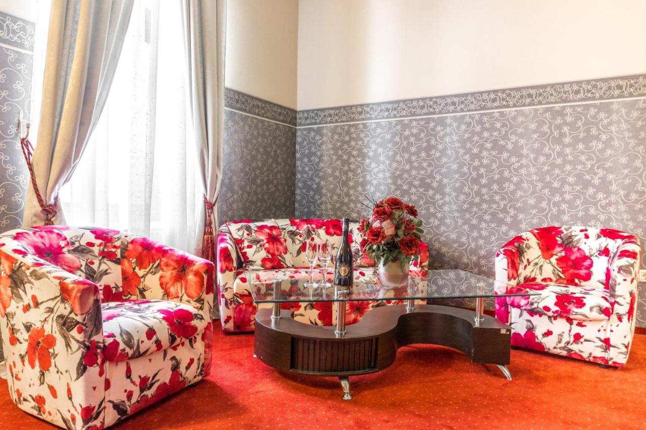 Hotel Ferdinand Haţeg Екстериор снимка