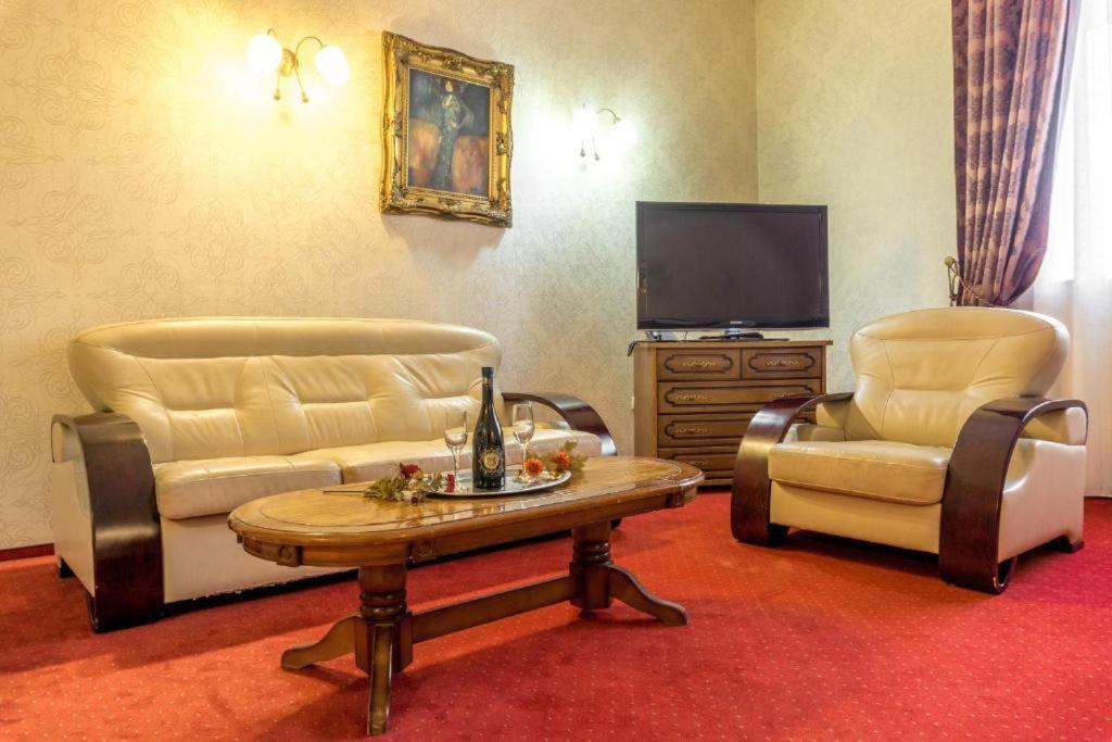 Hotel Ferdinand Haţeg Екстериор снимка