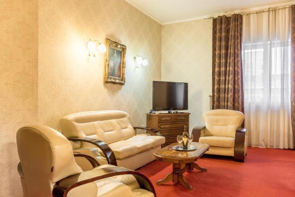 Hotel Ferdinand Haţeg Екстериор снимка