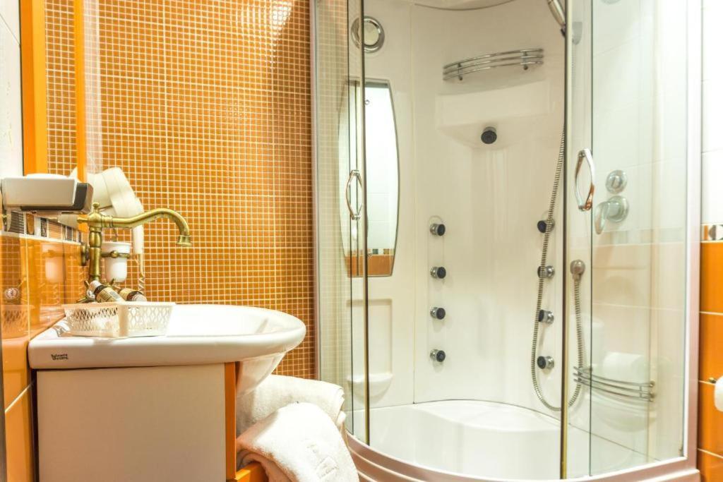 Hotel Ferdinand Haţeg Екстериор снимка